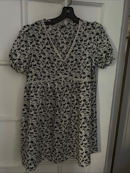SHEIN Dresses & Skirts - SHEIN Black and White Floral V‑Neck Mini Dress